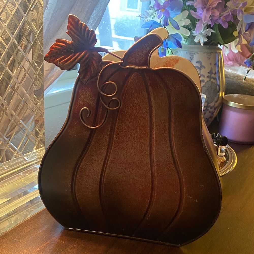 Vintage tin copper tone fall planter. Overall good condition, normal age ware.